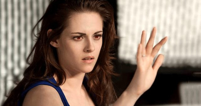 Kristen Stewart, üstsüz güneşlenirken görüntülendi