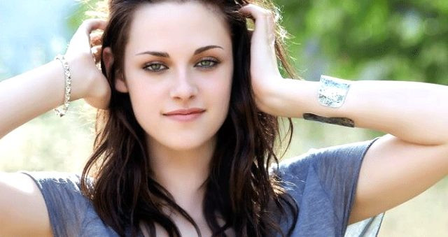 Kristen Stewart, üstsüz güneşlenirken görüntülendi