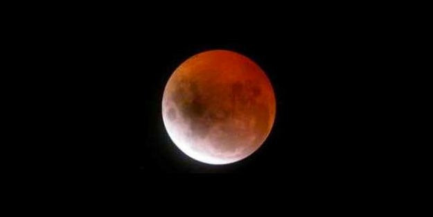 Bu gece gökyüzüne bakmayı unutmayın ! Ay tutulması Türkiye'den de izlenebilecek