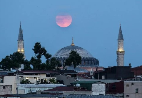 ''Parçalı Ay Tutulması'' İstanbul'dan böyle görüntülendi