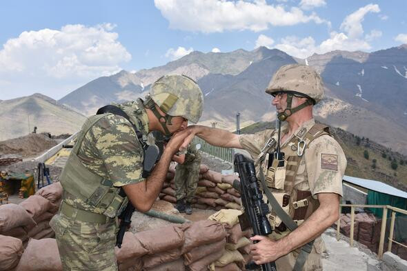 Baba oğul vatan nöbetinde