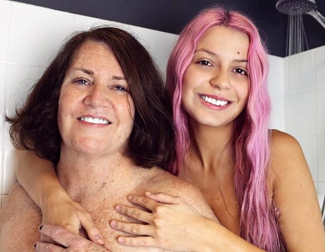 24 yaşındaki güzel YouTuber, 61 yaşındaki kız arkadaşıyla evlendi