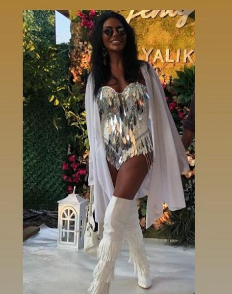 Süreyya Yalçın’ın bikini ve plaj kreasyonu olay oldu