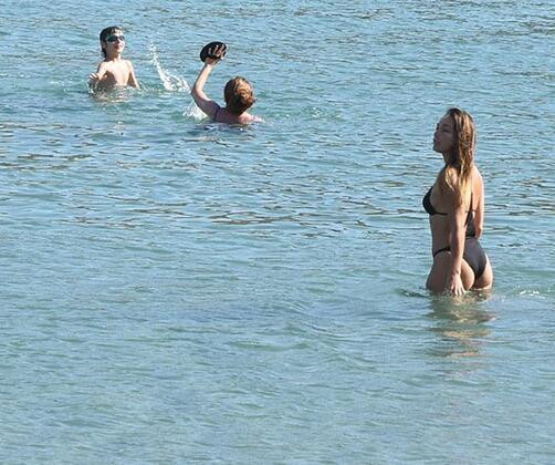 Cerem Onurluer aykırı bikinisiyle Bodrum'u salladı