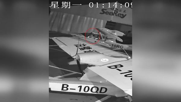 Hangardan uçak kaçırmaya çalışan çocuk kamerada