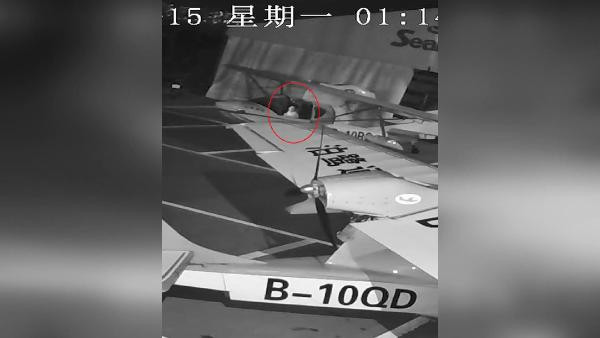 Hangardan uçak kaçırmaya çalışan çocuk kamerada