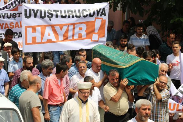 Cenazede pankartlı tepki !