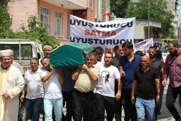 Cenazede pankartlı tepki !