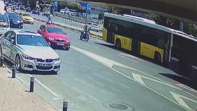 Otobüslerin arasına giren motosikletli dehşeti yaşadı