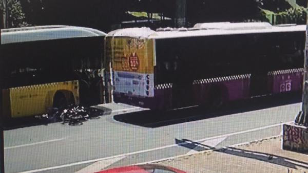 Otobüslerin arasına giren motosikletli dehşeti yaşadı