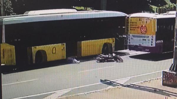 Otobüslerin arasına giren motosikletli dehşeti yaşadı