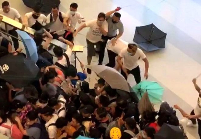 Hong Kong sokakları fena karıştı ! Demir sopalarla saldırdılar