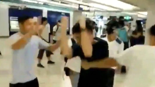 Hong Kong sokakları fena karıştı ! Demir sopalarla saldırdılar