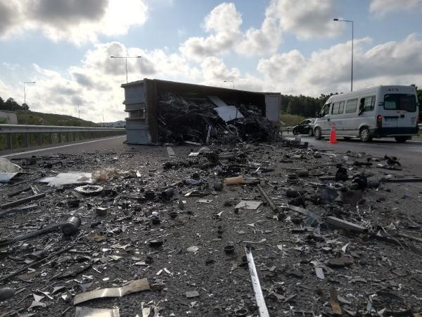 Kuzey Marmara Otoyolu'nda TIR devrildi, yol kapandı !