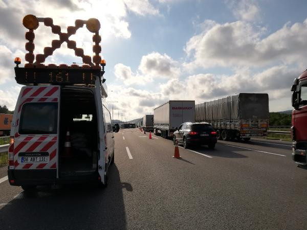 Kuzey Marmara Otoyolu'nda TIR devrildi, yol kapandı !