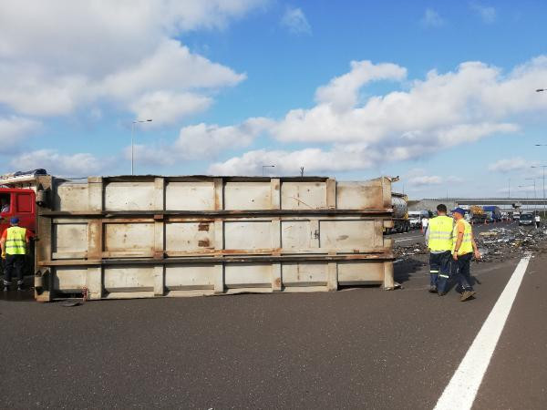 Kuzey Marmara Otoyolu'nda TIR devrildi, yol kapandı !