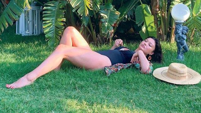 Nurgül Yeşilçay kendini çimlere attı
