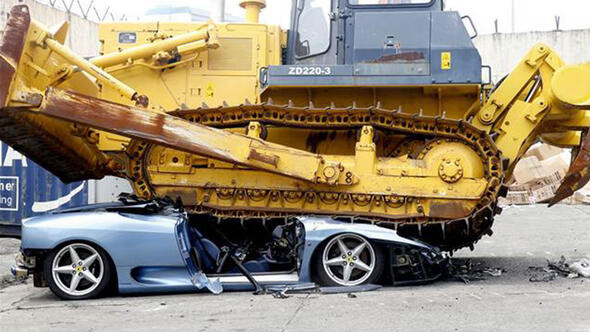 Kaçak Ferrari böyle imha edildi