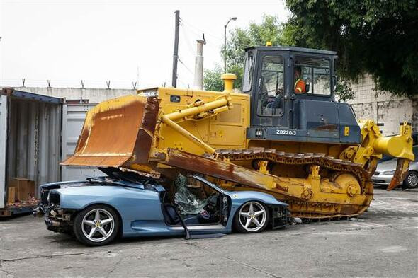 Kaçak Ferrari böyle imha edildi