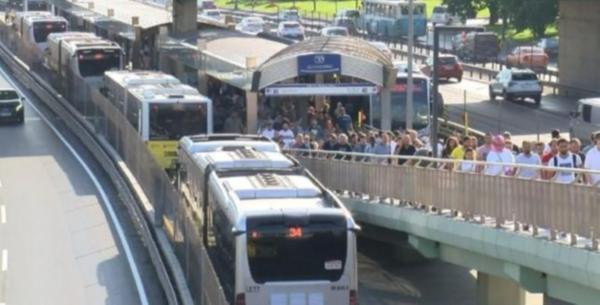 İstanbul'da sabah çilesi: Metrobüste uzun kuyruklar oluştu