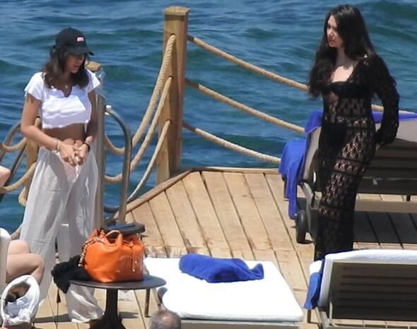 Rafet El Roman'ın kızları plajı yaktı !