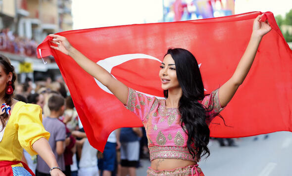 Türk kızı Miss Freedom of The World 2019 tacını taktı!