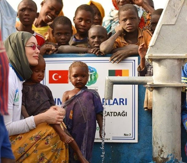 Gamze Özçelik Afrikalı çocuklara su götürüyor