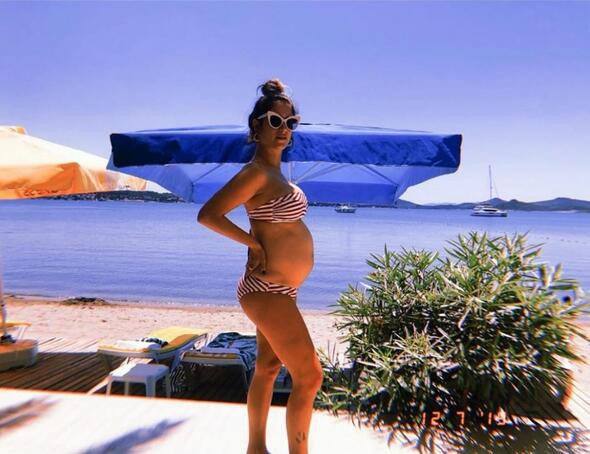Hamile Hazal Kaya'dan bikinili poz !