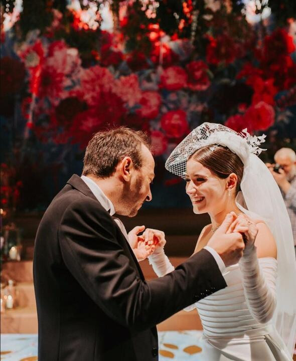 Hamile Hazal Kaya'dan bikinili poz !