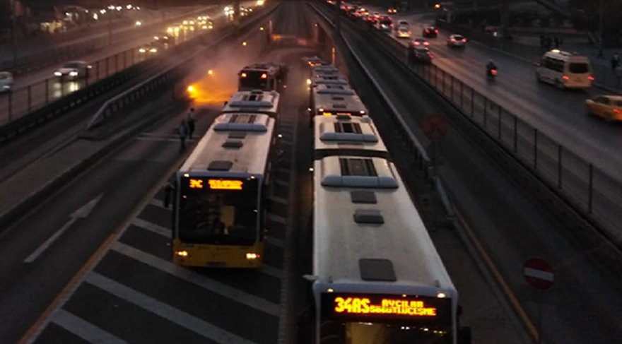 Avcılar'da metrobüs aracında yangın !