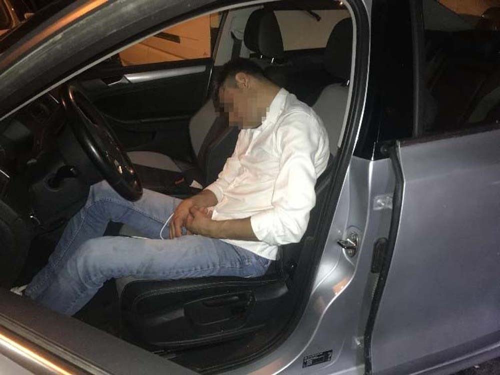 Kaza yapan alkollü sürücü direksiyon başında uyuya kaldı