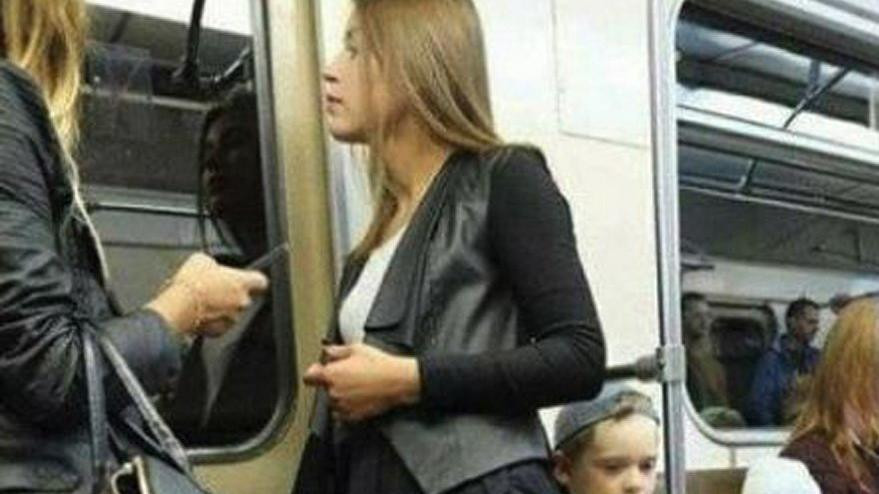 Kadınlar arasında yeni çılgınlık: Metroda çıplak ayakla poz veriyorlar