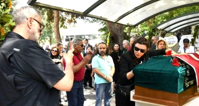 Cenazedeki fotoğraf olay olmuştu ! Eşi sessizliğini bozdu