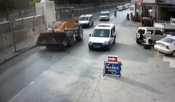 İşten çıkarıldı; hem iş makinesini hem polisi kaçırdı !
