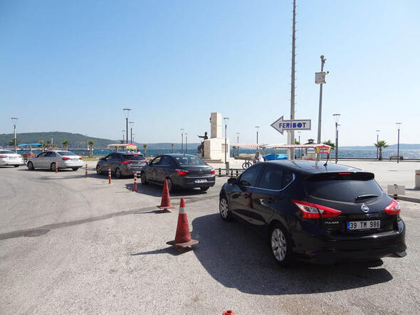 Feribot seferlerinde uzun kuyruklar oluştu