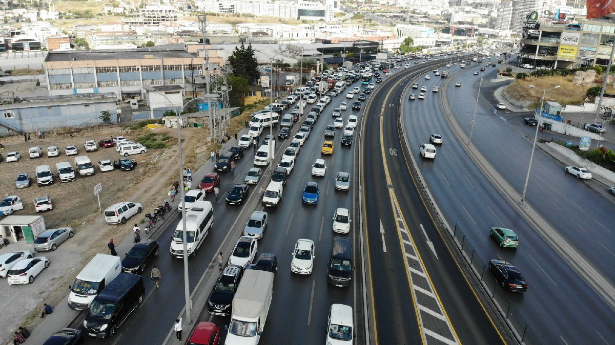 İstanbul'da E-5 otoyolunda kurbanlık trafiği