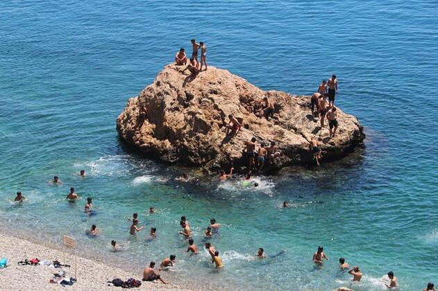 Sıcaklıklar 40 dereceyi aşınca Antalya sahilleri boş kaldı!