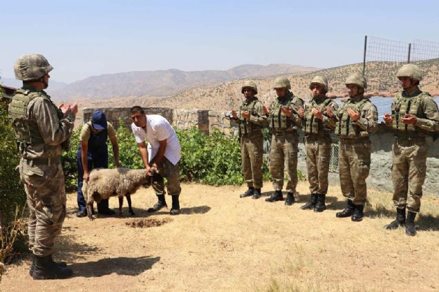 Mehmetçik Kurban Bayramı'na vatan nöbetinde girdi