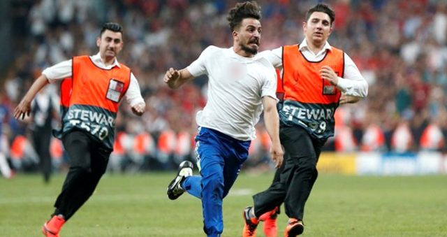 Süper Kupa maçında sahaya atlayan Türk Youtuber'a tepki yağdı