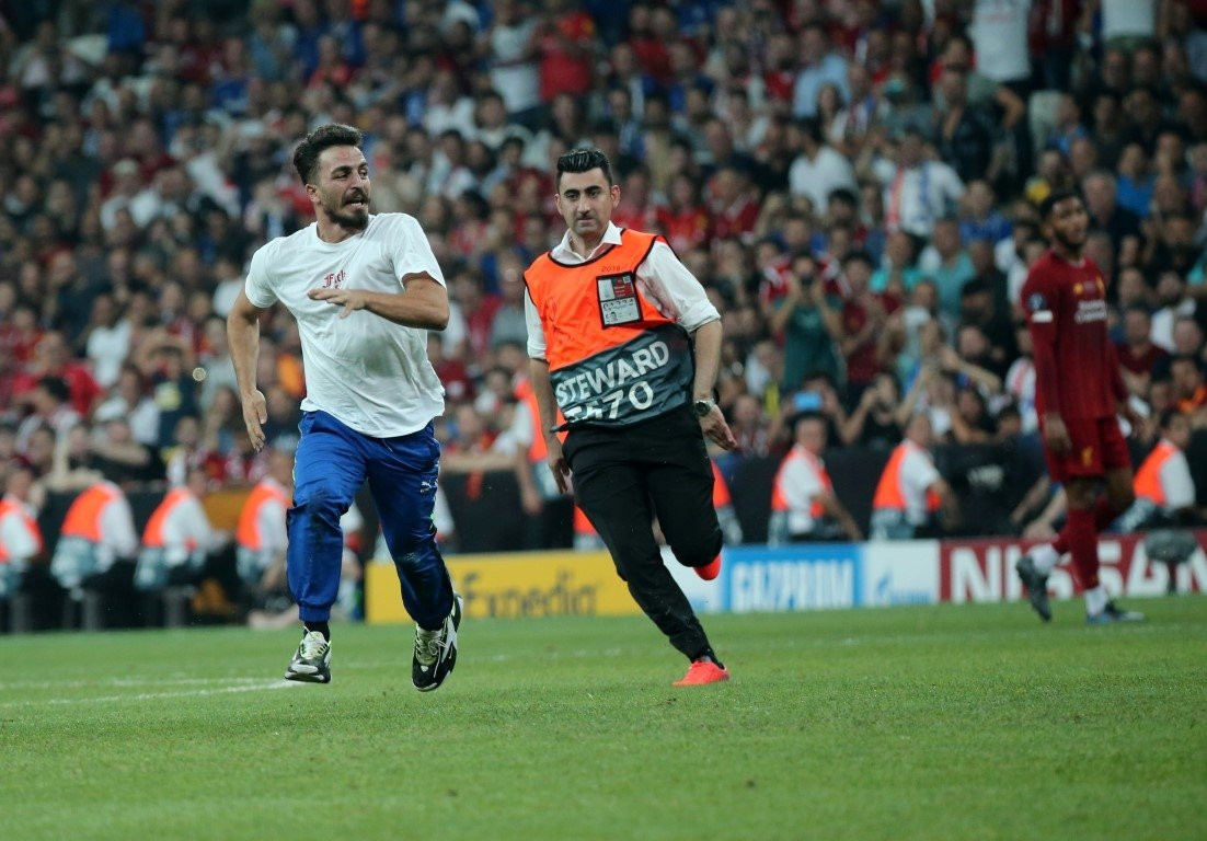 Liverpool - Chelsea Süper Kupa maçında sahaya taraftar girdi