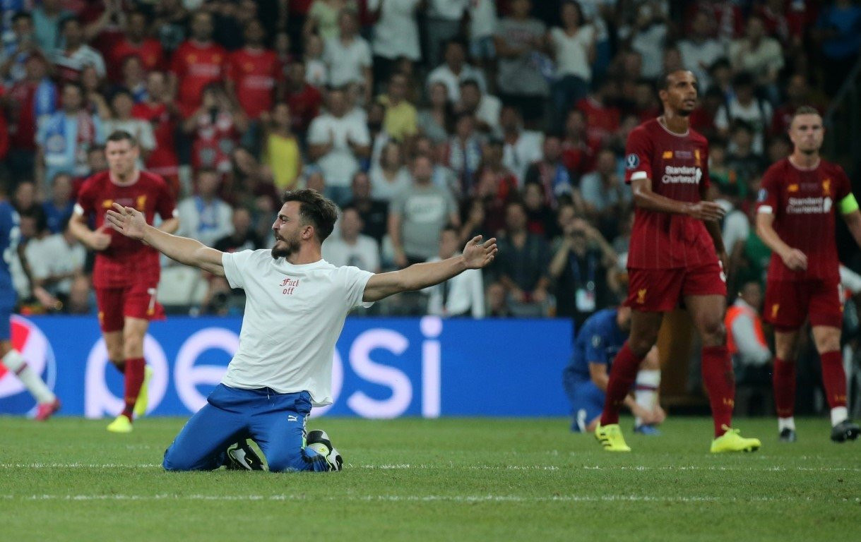 Liverpool - Chelsea Süper Kupa maçında sahaya taraftar girdi