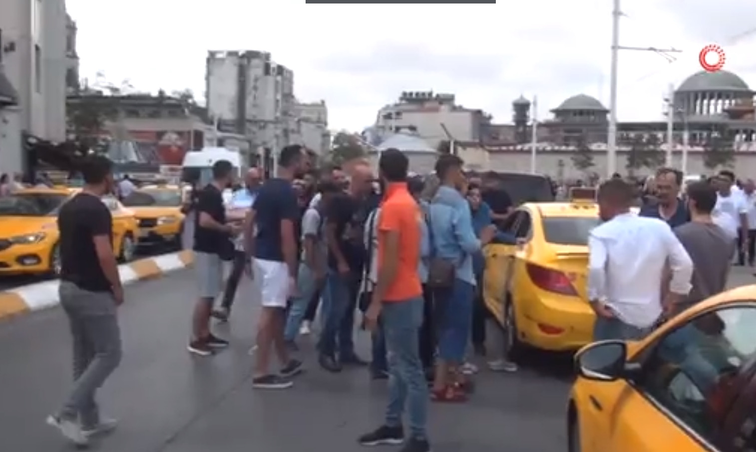 Taksim'de taksici ile kadın turist birbirine girdi