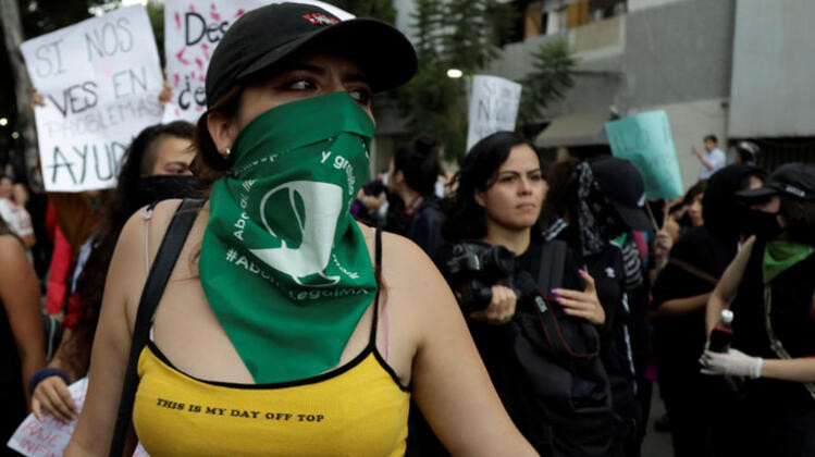 Binlerce kadın polis tecavüzlerine karşı sokağa indi - Resim: 2