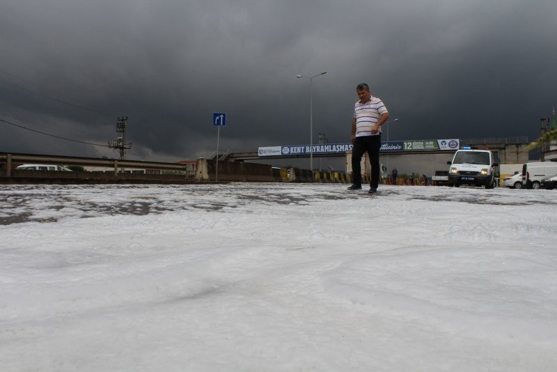Kocaeli'de yola dökülen sabun köpürdü