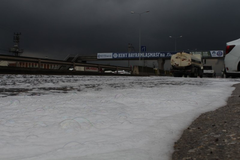 Kocaeli'de yola dökülen sabun köpürdü