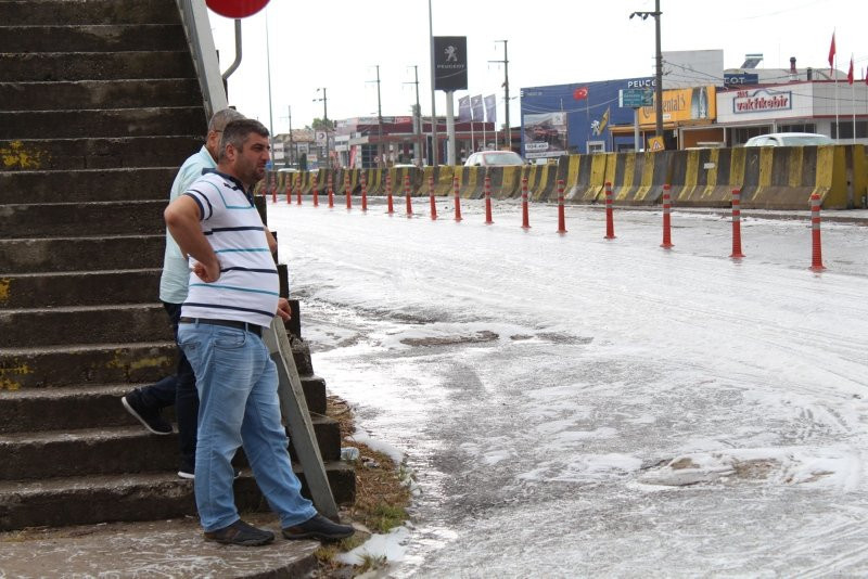 Kocaeli'de yola dökülen sabun köpürdü