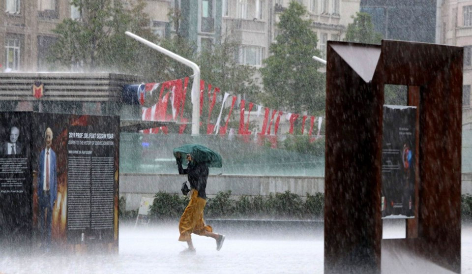 İstanbul'da sağanak: Yeraltı çarşısını su bastı, deniz ile kara birleşti