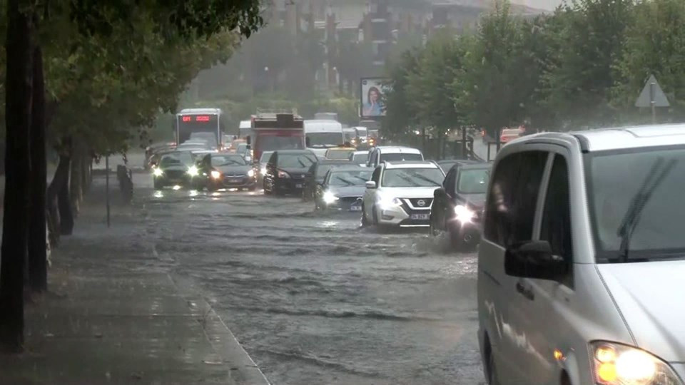İstanbul'da sağanak: Yeraltı çarşısını su bastı, deniz ile kara birleşti