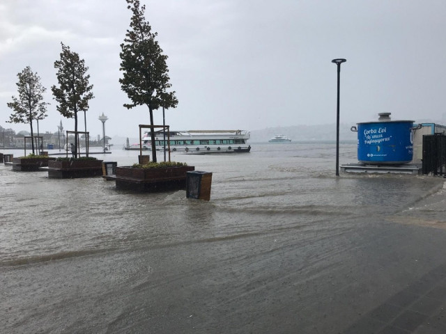 İstanbul'daki sağanak yağış kabusundan acı haber: Bir kişi ölü bulundu - Resim : 6