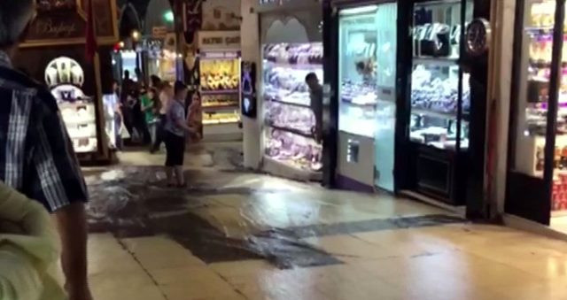 İstanbul'daki sağanak yağış kabusundan acı haber: Bir kişi ölü bulundu - Resim : 5